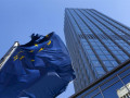 اليورو يستفيد من عمليات المسح الفرنسية والألمانية مع المخاوف جزئيا